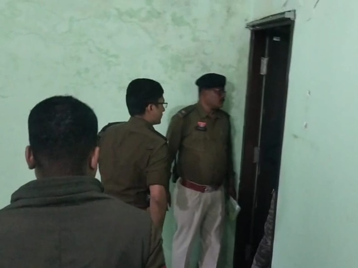 घर में फांसी पर झूलता मिला था शव।