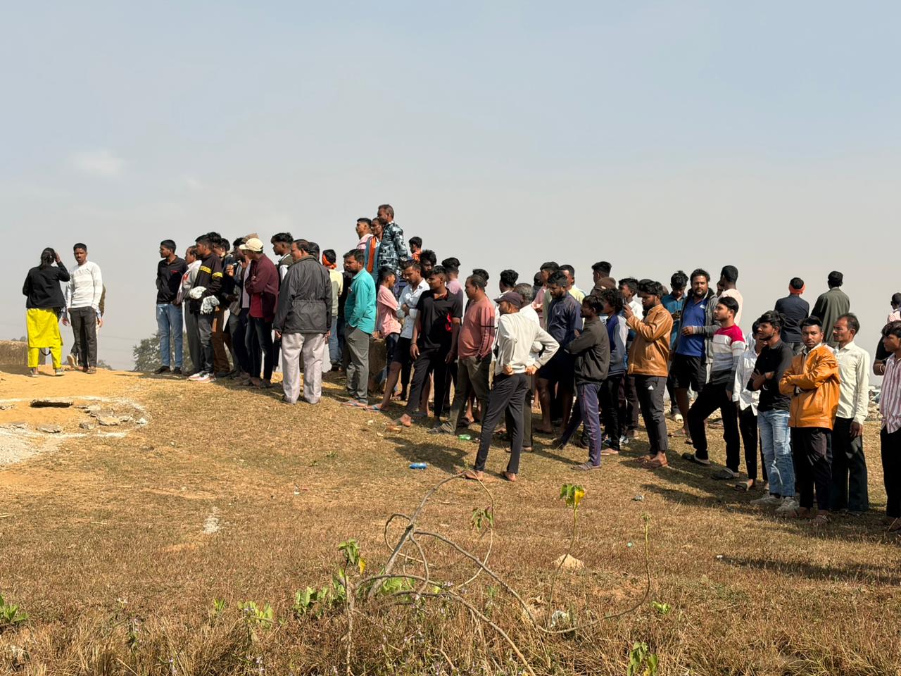 घटनास्थल पर लोगों की भीड़ हुई जमा।