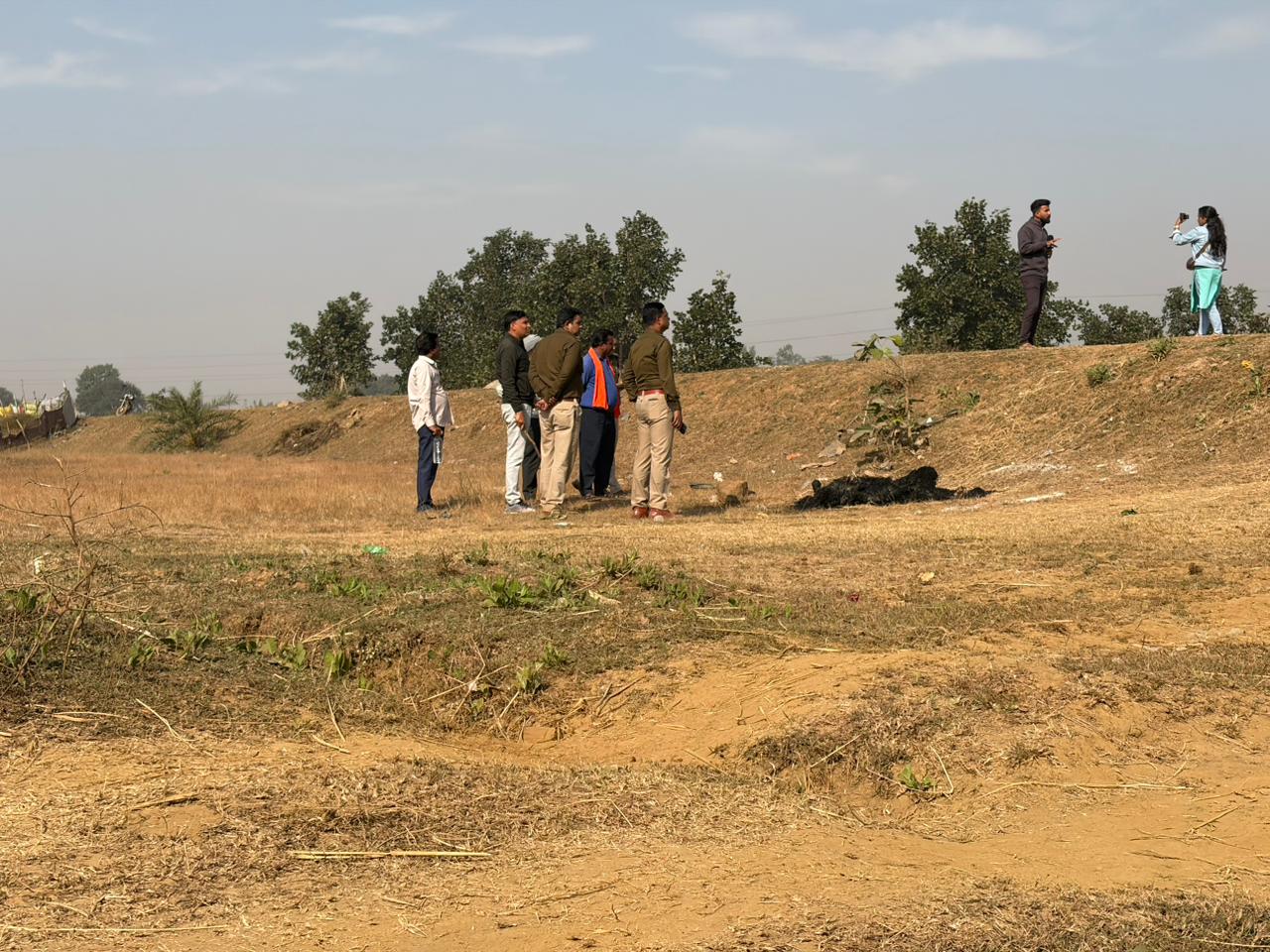 सुबह-सुबह मैदान में मिली हुई लड़की की जली हुई लाश।