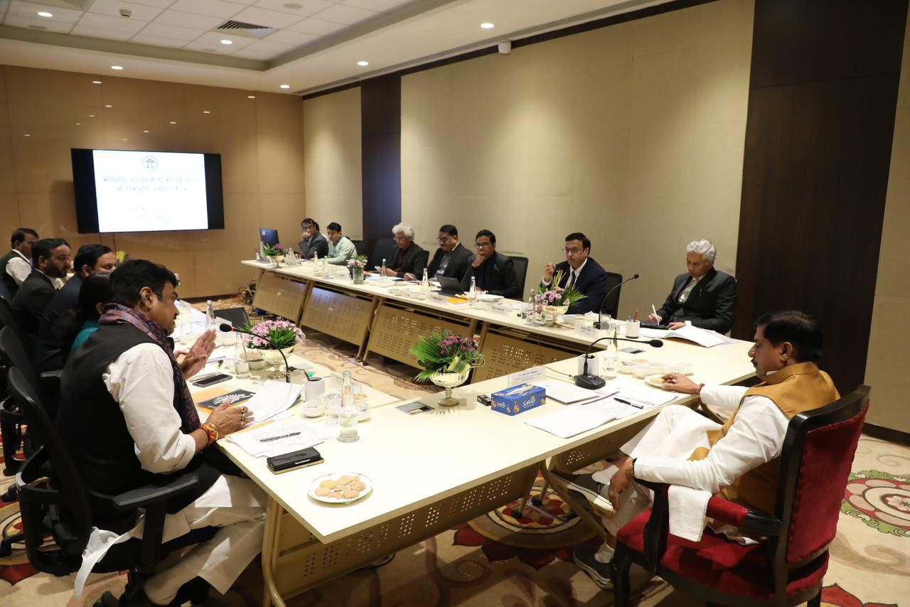 खाद्य, नागरिक आपूर्ति एवं उपभोक्ता संरक्षण विभाग की योजनाओं की समीक्षा करते हुए मुख्यमंत्री।