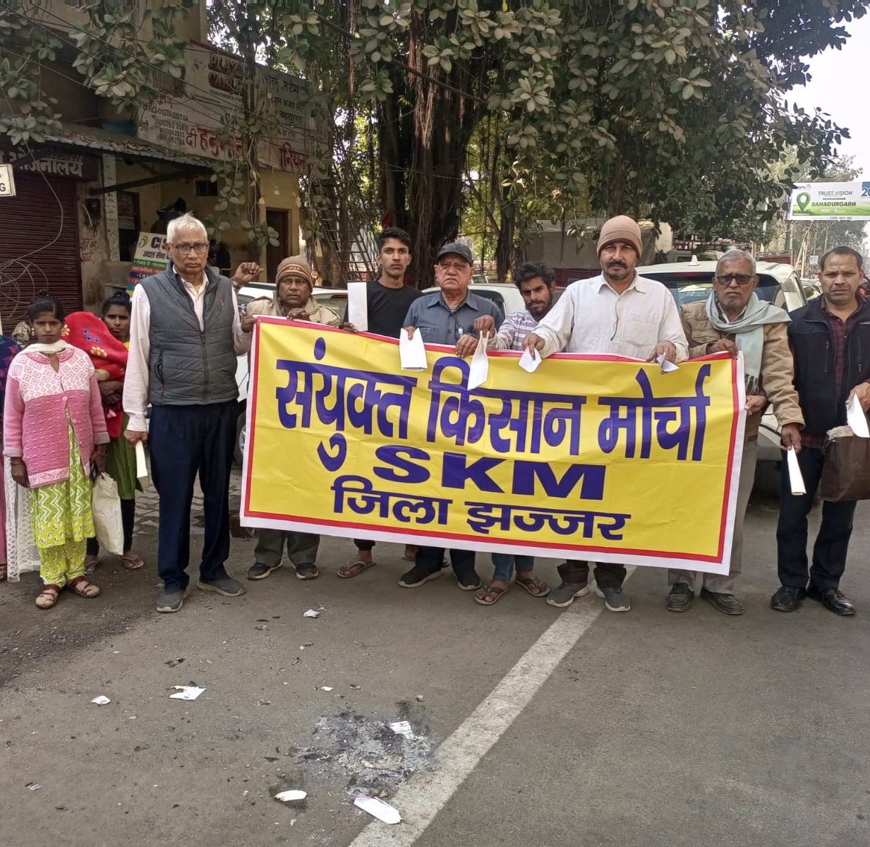 बहादुरगढ़ में प्रदर्शन करते किसान संगठनों के सदस्य।