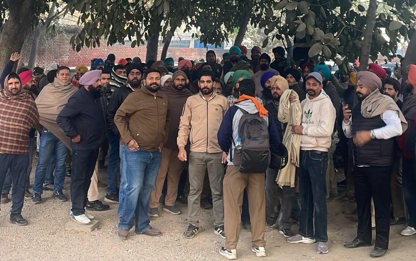 UT प्रशासन के खिलाफ नारेबाजी करते हुए ड्राइवर।