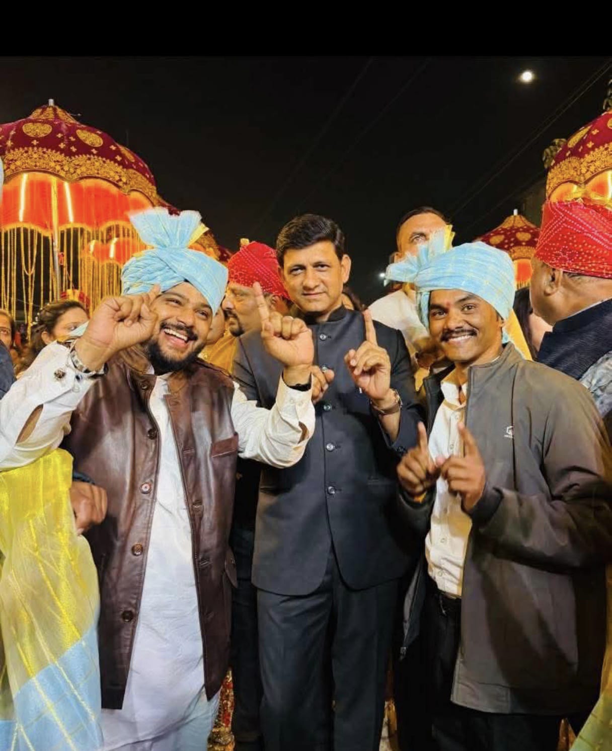 BJYM के नगर अध्यक्ष सौगात मिश्रा की बारात में महापौर पुष्यमित्र भार्गव भी शामिल हुए थे।