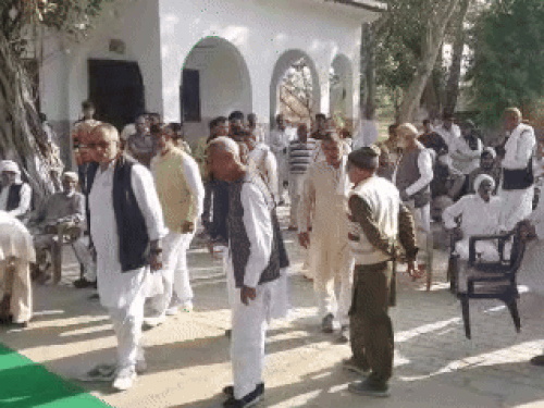 गांव हमायुंपुर में पंचायत के लिए एकत्रित होते खाप सदस्य।