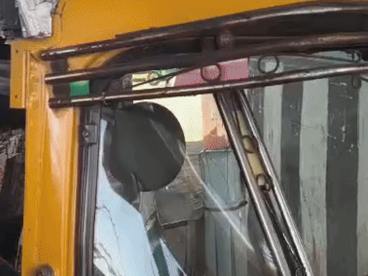 सवारी के लिए मुफ्त में ऑटो चलाते फैंस कैलाश रैकवार।