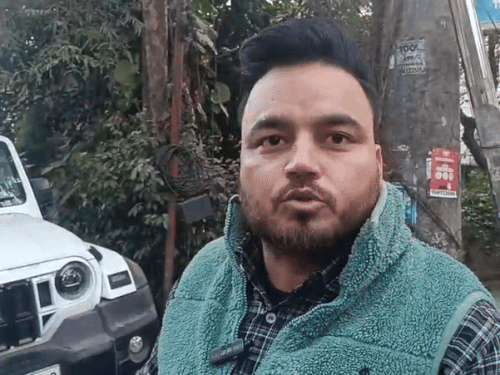 बीजेपी नेता गुरदीप ने बताया कि आरोपियों ने थार के बोनट को भी तोड़ दिया।