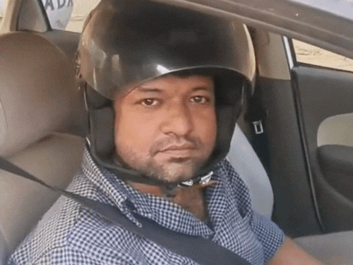 Wearing a helmet while driving a car to avoid getting a challan | चालान न कट जाए इसलिए हेलमेट लगाकर चलाई कार: आगरा में कार के नंबर पर हेलमेट न लगाकर टू-व्हीलर