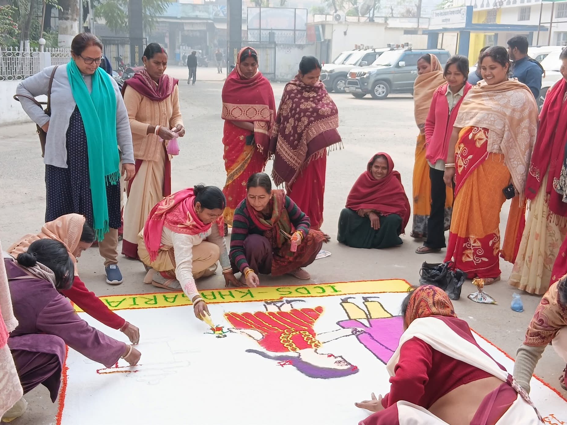खगड़िया में बाल विवाह मुक्त अभियान का रथ रवाना: प्रभारी DM ने जागरूकता रथ को हरी झंडी दिखाई - Khagaria News 1 रंगोली बनाती महिलाएं।
