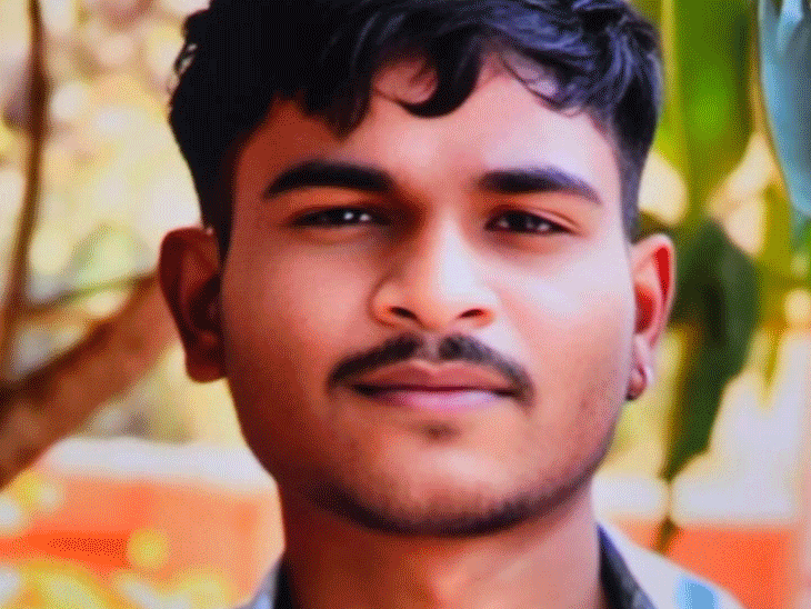 तीन बार पलटी मारकर सड़क से दूर झाड़ियों में जा घुसी कार। - Dainik Bhaskar