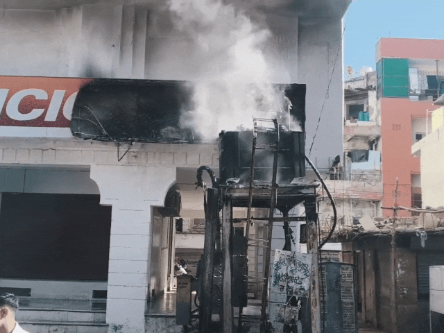 आग से बैंक के नाम का बोर्ड आधा जल गया।