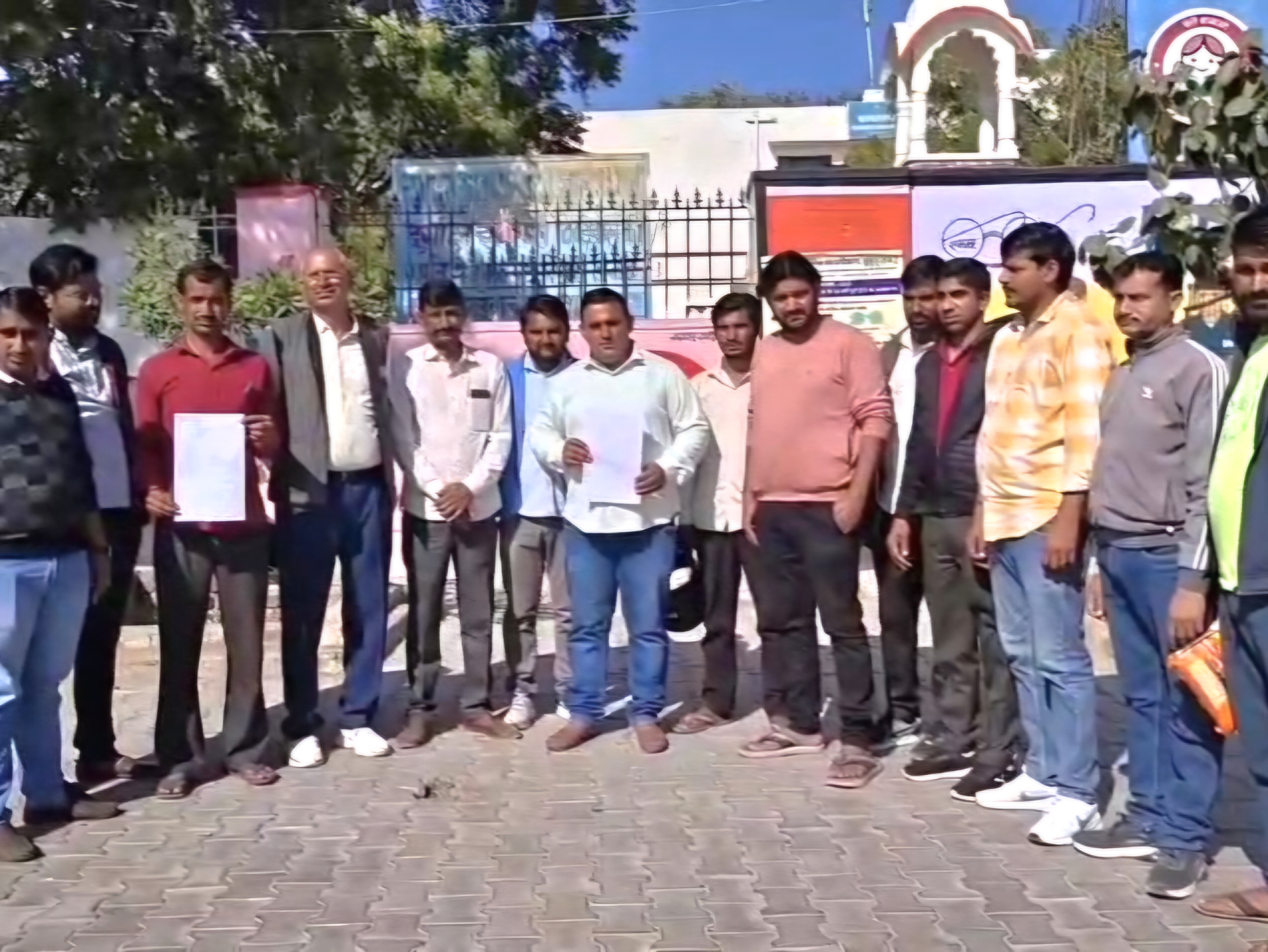 किसानों ने मुआवजा प्रकरण में अनियमितताओं को लेकर विरोध जताया।