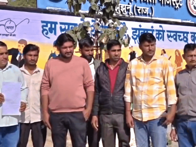 ज्ञापन देने के दौरान किसान।