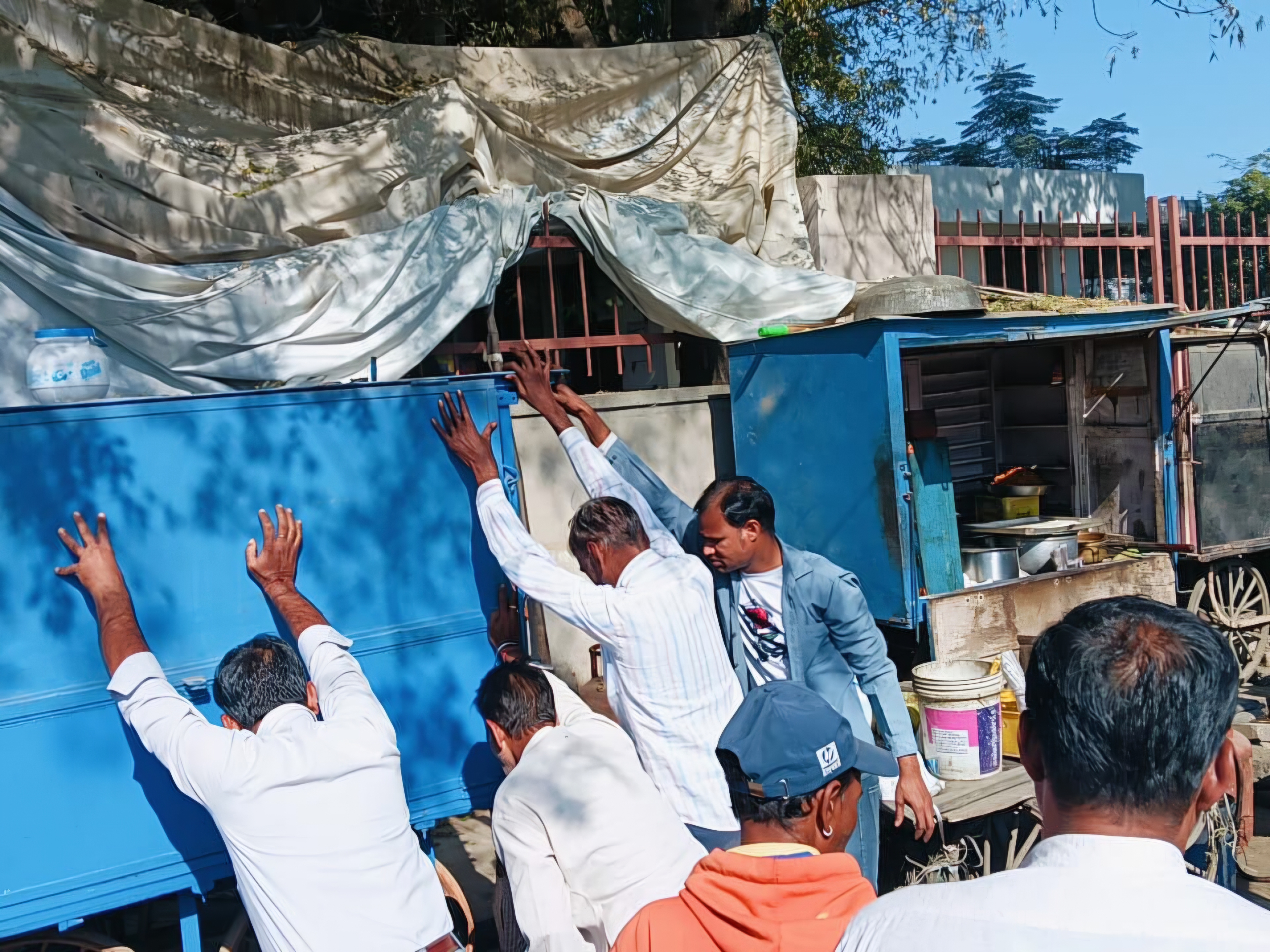 बस स्टैंड के पास से अतिक्रमण हटाती नगर परिषद की टीम।