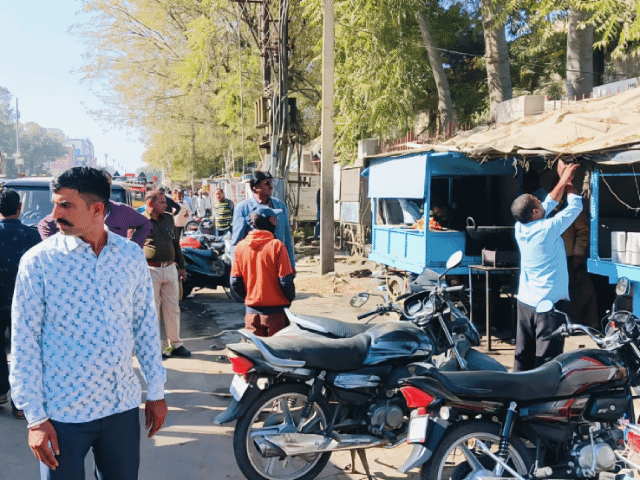 BDK हॉस्पिटल के सामने और पास से अस्थाई दुकानों और रेहड़ियों को हटाती नगर परिषद की टीम।