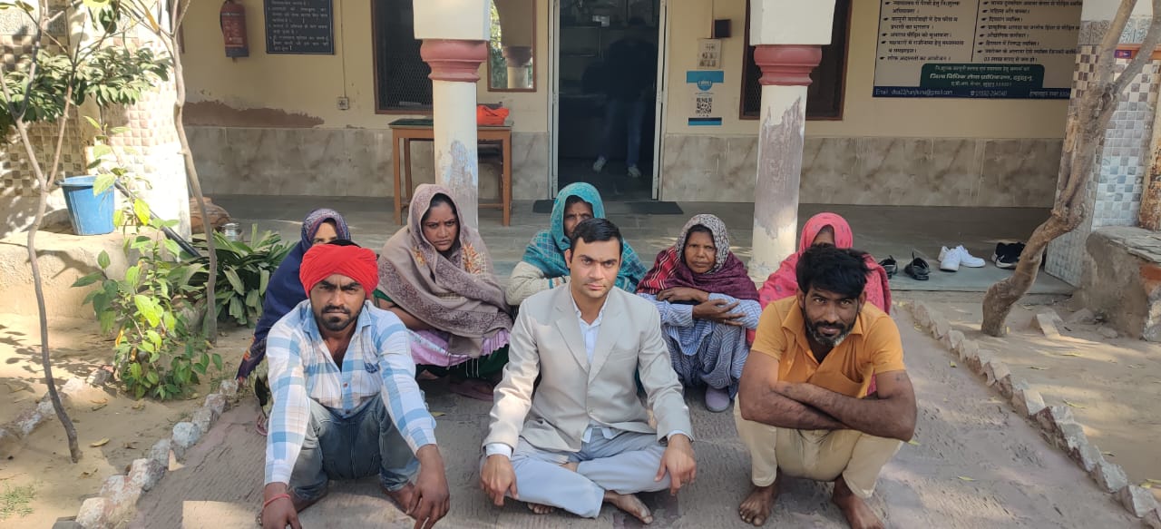 तस्वीर, महिला गैंग की है।