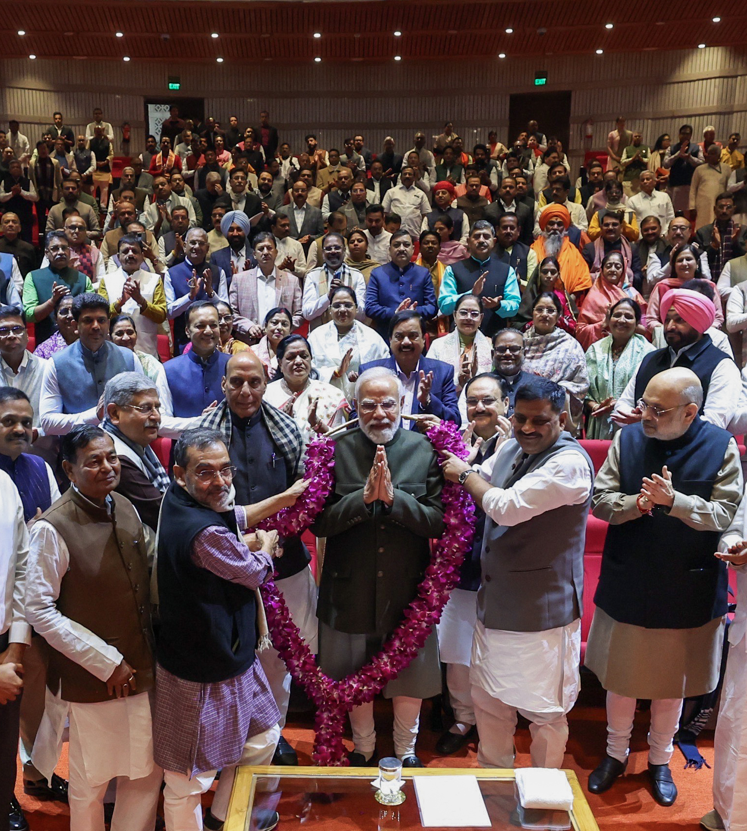 पीएम मोदी को माला पहनाते हुए NDA संसदीय दल के नेता।