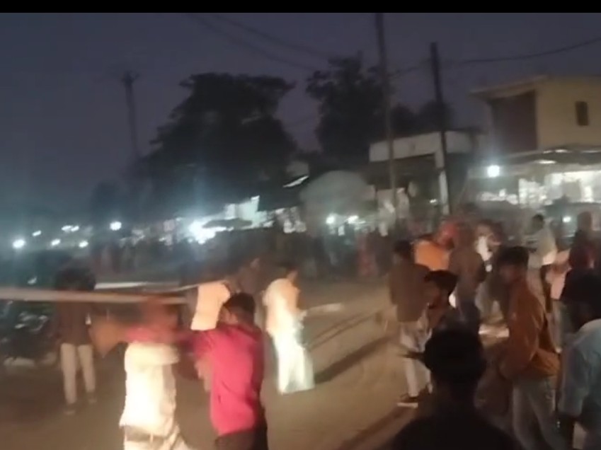 सड़क पर मारपीट करते दोनों पक्षों के लाेग।