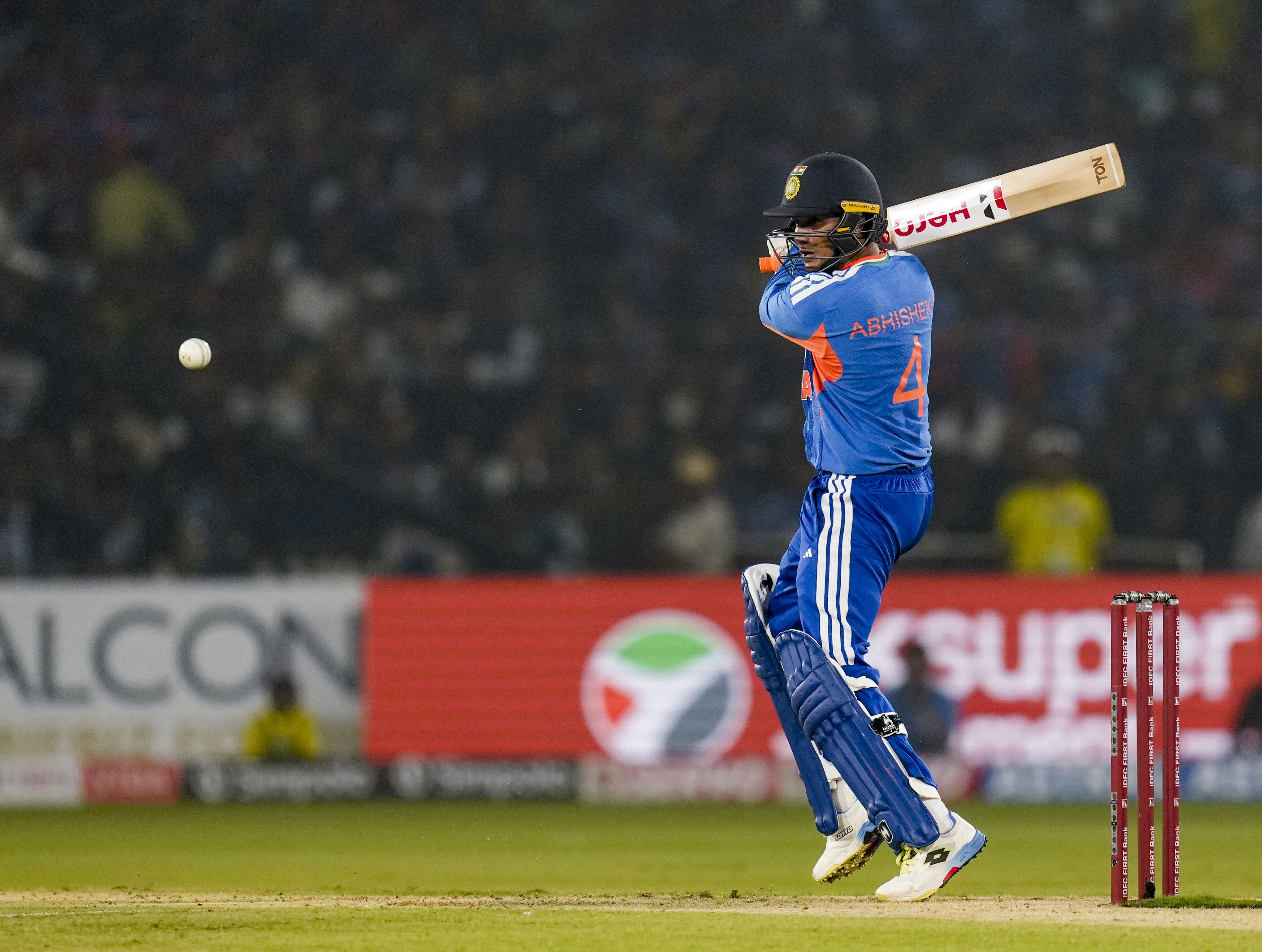 अभिषेक शर्मा 17 रन बनाकर पवेलियन लौटे।