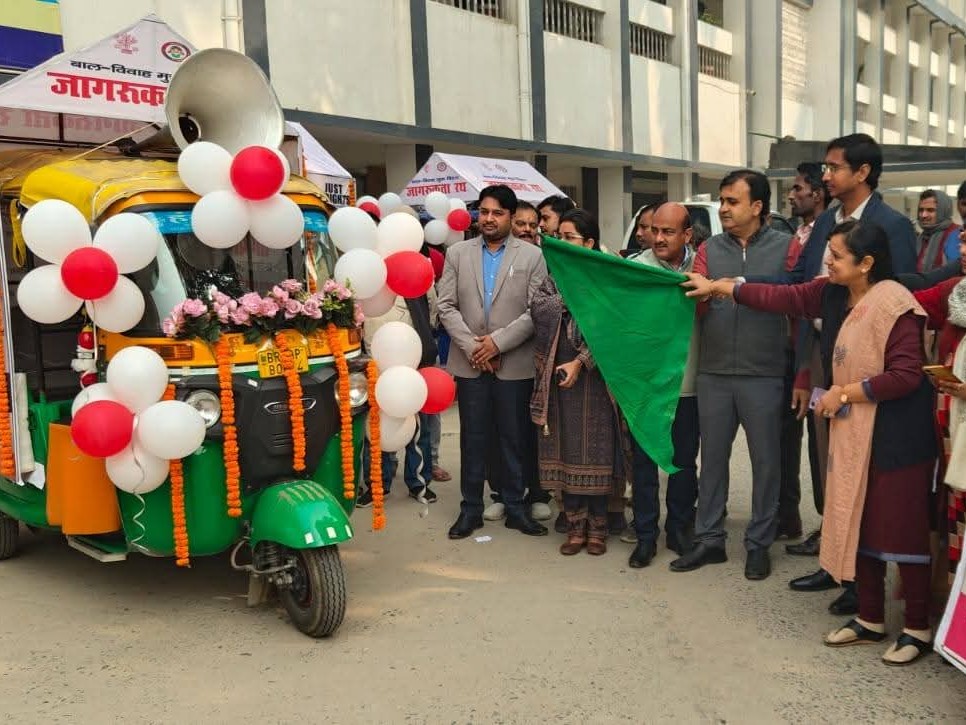 खगड़िया में बाल विवाह मुक्त अभियान का रथ रवाना: प्रभारी DM ने जागरूकता रथ को हरी झंडी दिखाई - Khagaria News 2 जागरूकता रथ को रवाना किया गया।