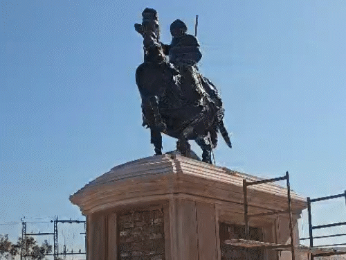 तस्वीर बाखासर स्थित बलवंत चौक की है। यहीं मूर्ति स्थापित की गई है।