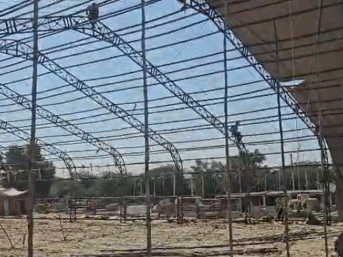 कार्यक्रम में आने वाले लोगों के लिए डोम बनाया जा रहा है।