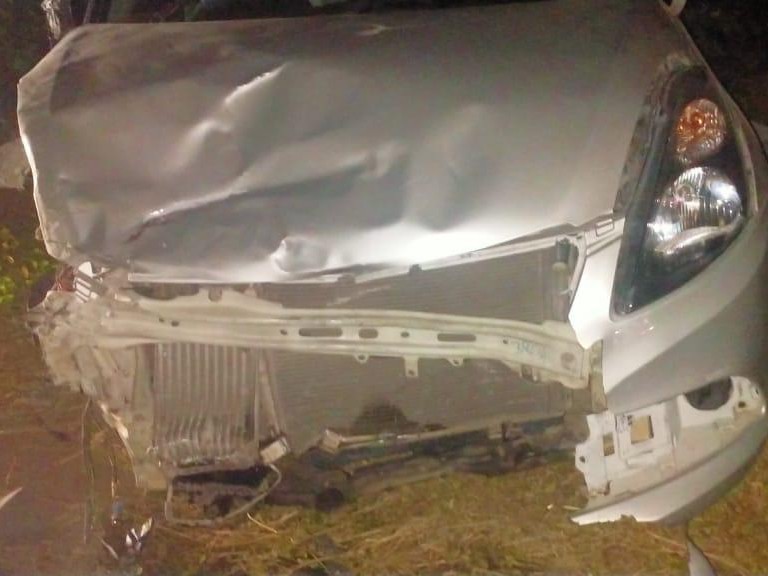 एक्सीडेंट के कारण क्षतिग्रस्त कार।