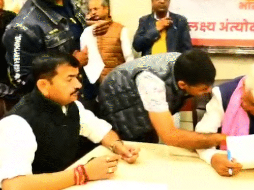 मंत्री किरोड़ीलाल मीणा ने मंगलवार को बीजेपी कार्यालय में कार्यकर्ता सुनवाई के साथ-साथ जनसुनवाई भी की।