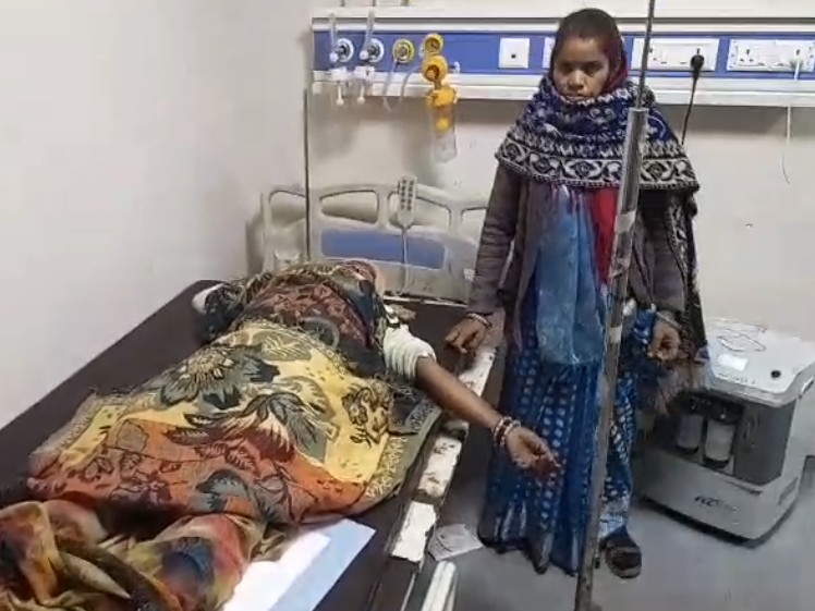 अपने परिजनों के साथ पीड़ित।