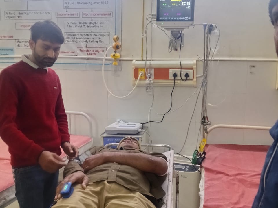 मुठभेड़ में एक सिपाही को भी गोली लग गई। जिससे वह घायल हो गया। अस्पताल में इलाज जारी है।