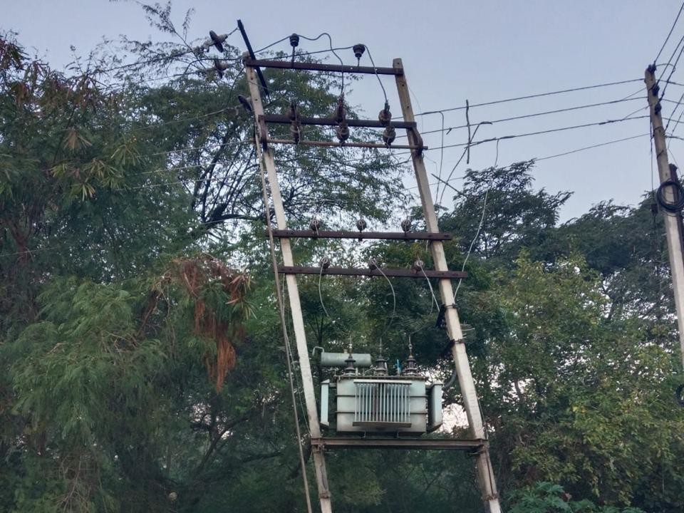 जीप और ट्रैक्टर की टक्कर के बाद क्षतिग्रस्त हुई बिजली लाइन।