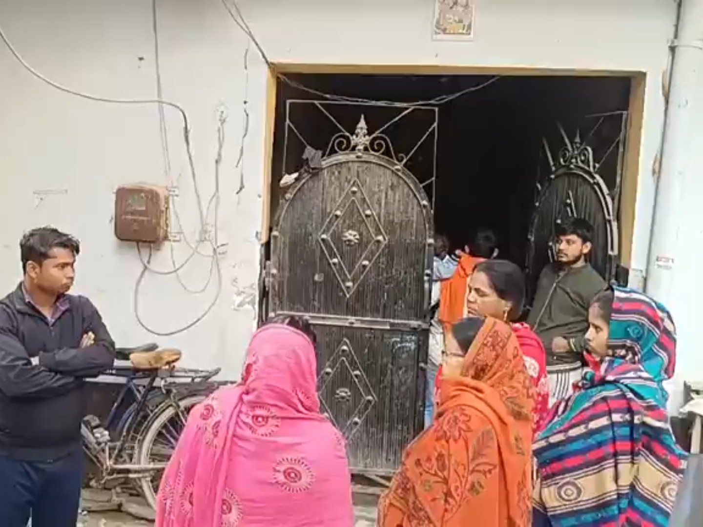 बच्ची के घर के बाहर की खड़े लाग।