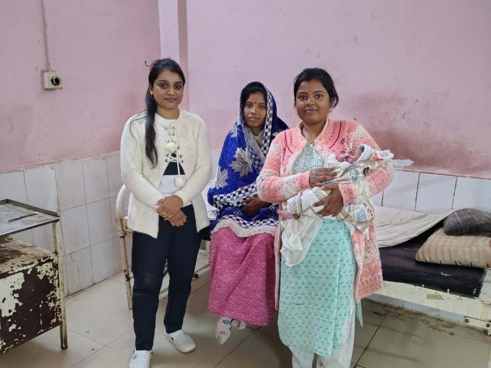 मां और बच्चे के साथ नर्सिंग स्टाफ।