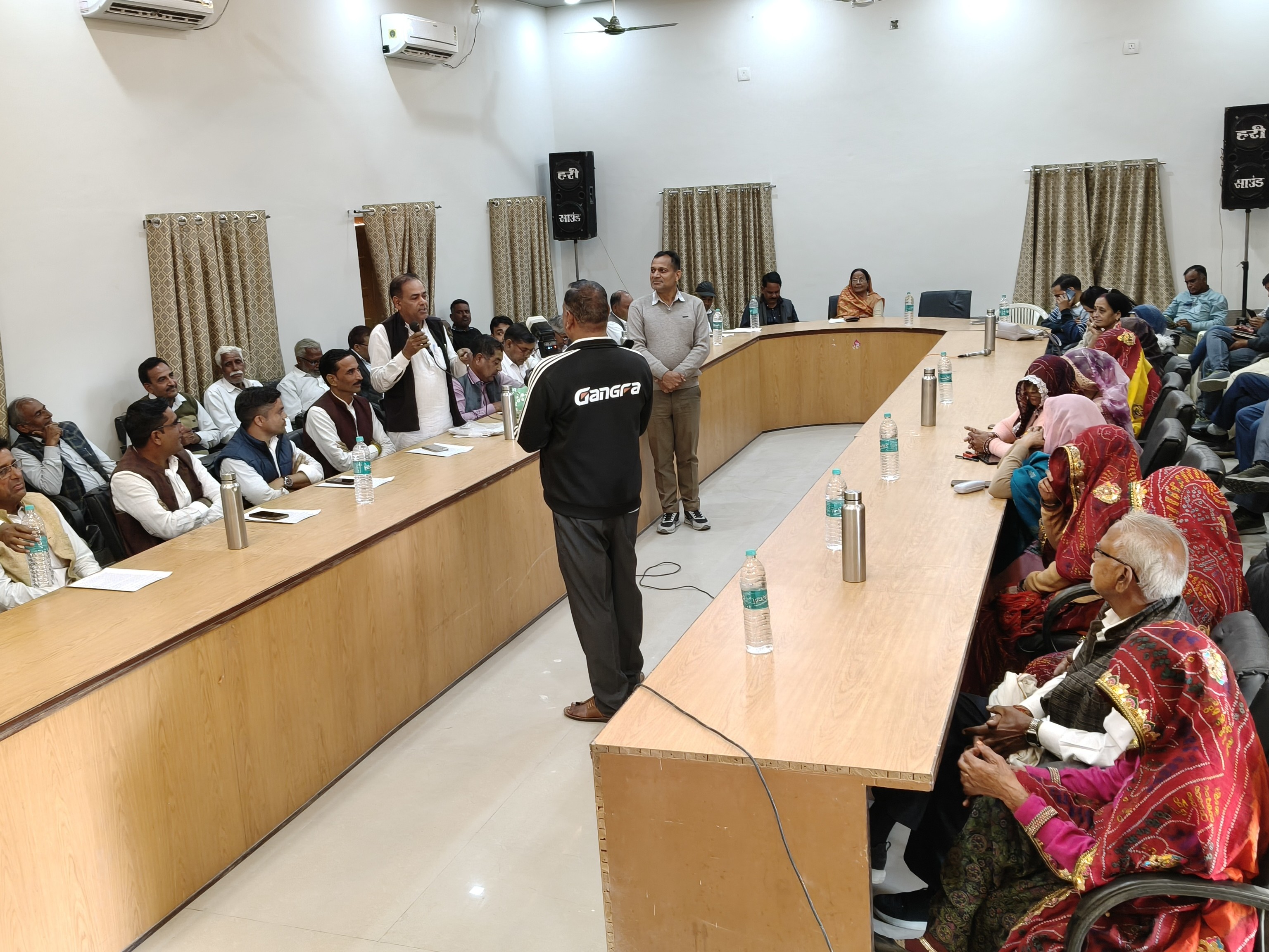 बैठक में धोद विधायक गोवर्धन वर्मा और एसडीएम मोनिका सामोर भी मौजूद रहीं।