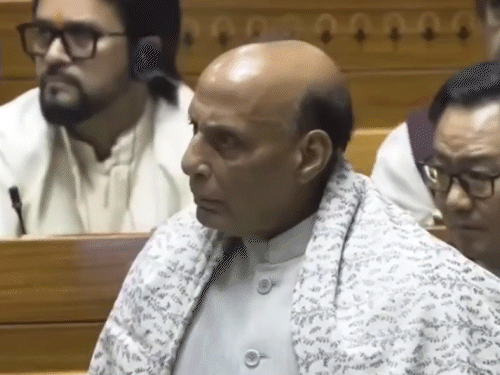 विपक्ष के सांसदों को राजनाथ सिंह ने फटकार लगाई थी।