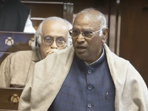 कांग्रेस सांसद मल्लिकार्जुन खड़गे ने राज्यसभा में वंदे मातरम् के नारे लगाए।