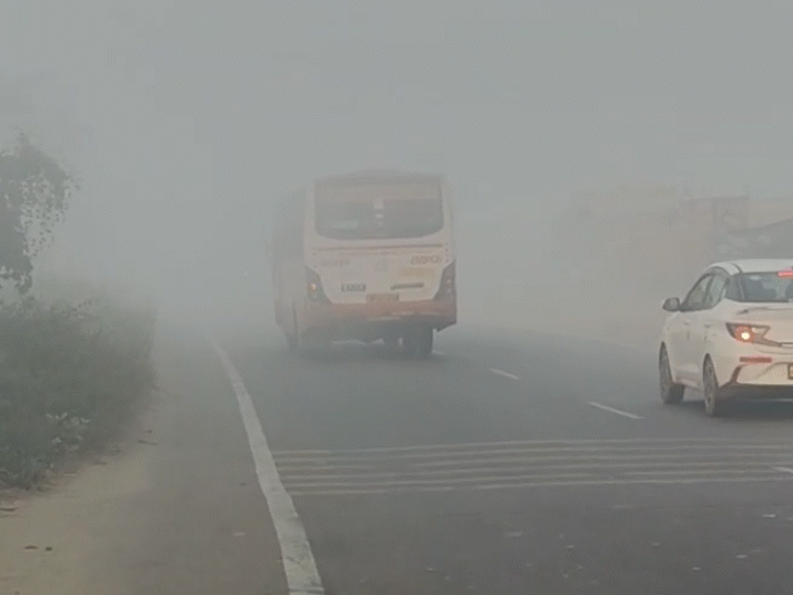 UP: बाराबंकी-बहराइच रोड पर सुबह घना कोहरा छाया रहा।