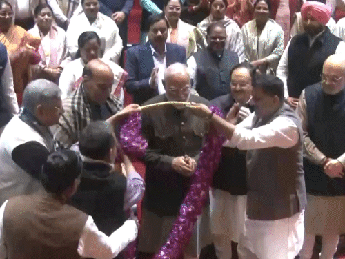 NDA संसदीय दल की बैठक में सांसदों ने पीएम मोदी का माला पहनाकर स्वागत किया। - Dainik Bhaskar