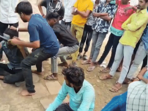 गौ-रक्षकों ने दिखाई दबंगई, बेरहमी से की पिटाई।