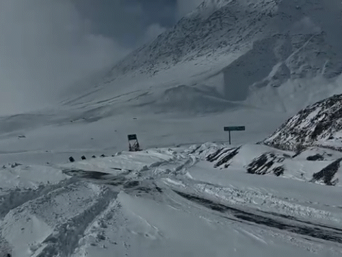 हिमाचल: लाहौल स्पीति के शिंकुला दर्रा में ताजा बर्फबारी हुई है।