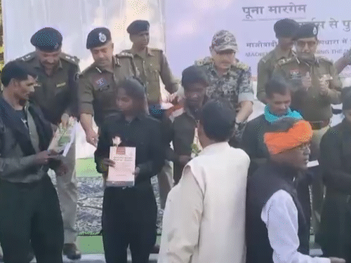 रामधेर मज्जी ने सोमवार को 11 साथियों के साथ खैरागढ़ में सरेंडर किया है।