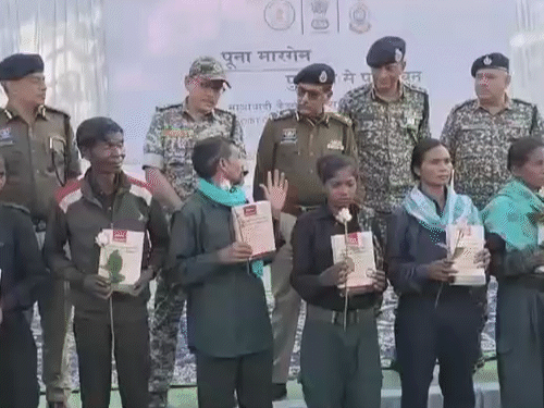 सरेंडर नक्सलियों को गुलाब का फूल और संविधान की प्रति देकर स्वागत किया गया।