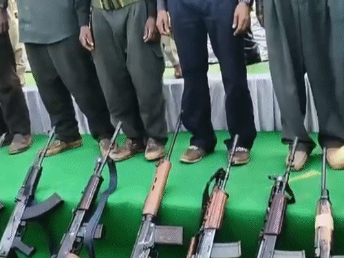 नक्सलियों ने पुलिस को हथियार भी सौंपे हैं। सभी पर कुल 2.95 करोड़ रुपए का इनाम था।