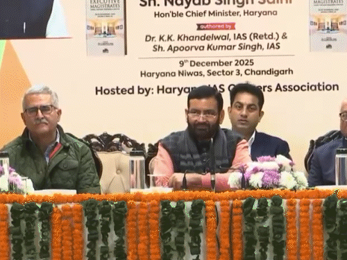 रिटायर्ड आईएएस की पुस्तक का विमोचन करने के लिए पहुंचे मुख्यमंत्री नायब सैनी का स्वागत करते आयोजक।