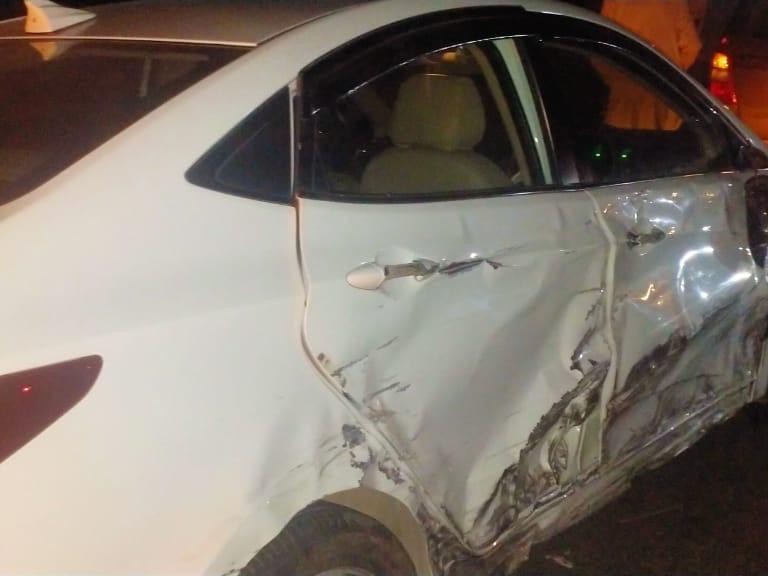 एक्सीडेंट के कारण क्षतिग्रस्त कार।