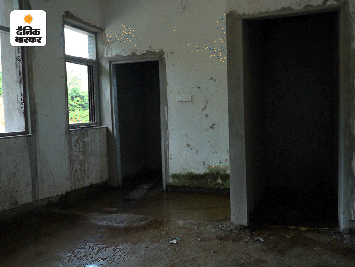 कॉलेज में जिम के फर्स्ट फ्लोर की यह है हालत।