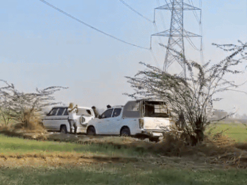 पुन्हाना खंड के गांव अमीनाबाद में पुलिस पर हमला करते ग्रामीण।