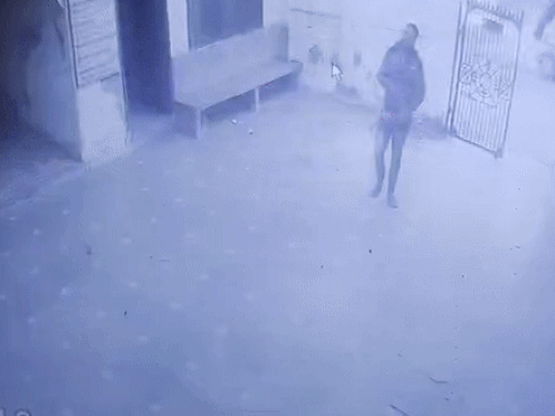 इसके बाद 8 दिसंबर की शाम करीब 4 बजे व्यक्ति कमरा बंद कर चला गया।