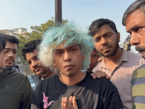 गौरक्षा प्रमुख के कार्यकर्ताओं के पीटने के बाद युवक ने हाथ जोड़कर उनसे माफी मांगी।