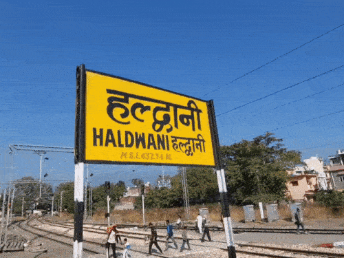 हल्द्वानी के रेलवे स्टेशन की फोटो।