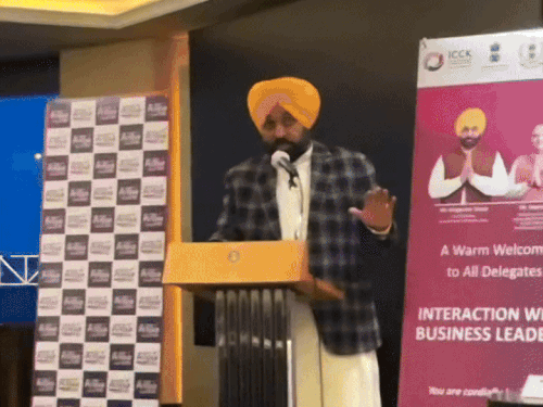 दक्षिण कोरिया में सीएम भगवंत मान के कार्यक्रम में मौजूद सिमरन और नाहर।